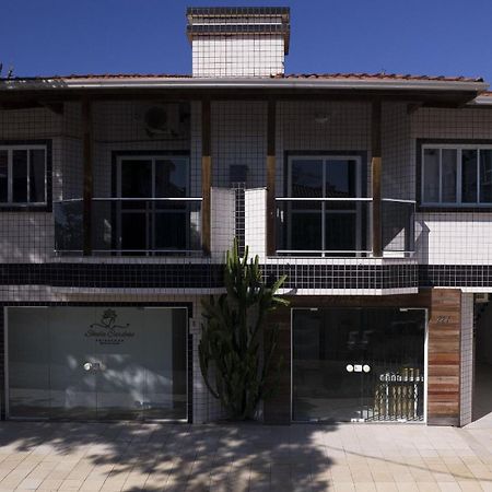Residencial Adolfo - Mestre Naro Бомбиньяс Экстерьер фото