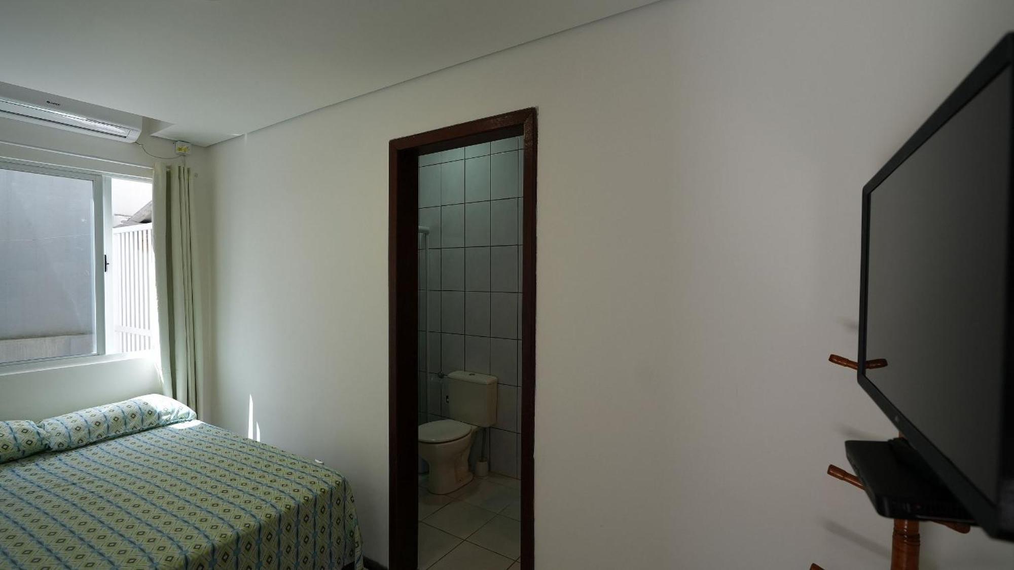 Residencial Adolfo - Mestre Naro Бомбиньяс Экстерьер фото