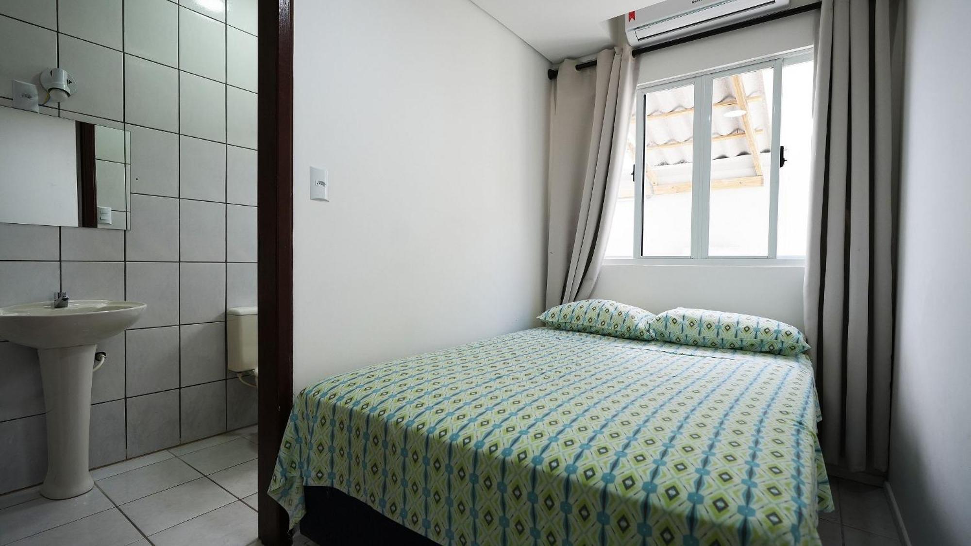 Residencial Adolfo - Mestre Naro Бомбиньяс Экстерьер фото