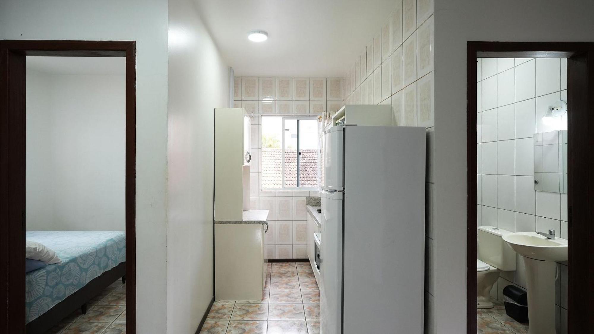 Residencial Adolfo - Mestre Naro Бомбиньяс Экстерьер фото