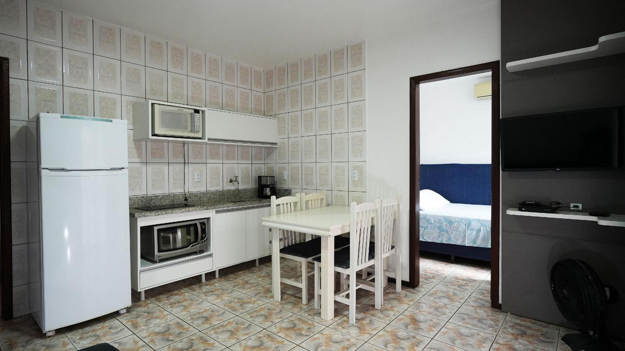 Residencial Adolfo - Mestre Naro Бомбиньяс Экстерьер фото
