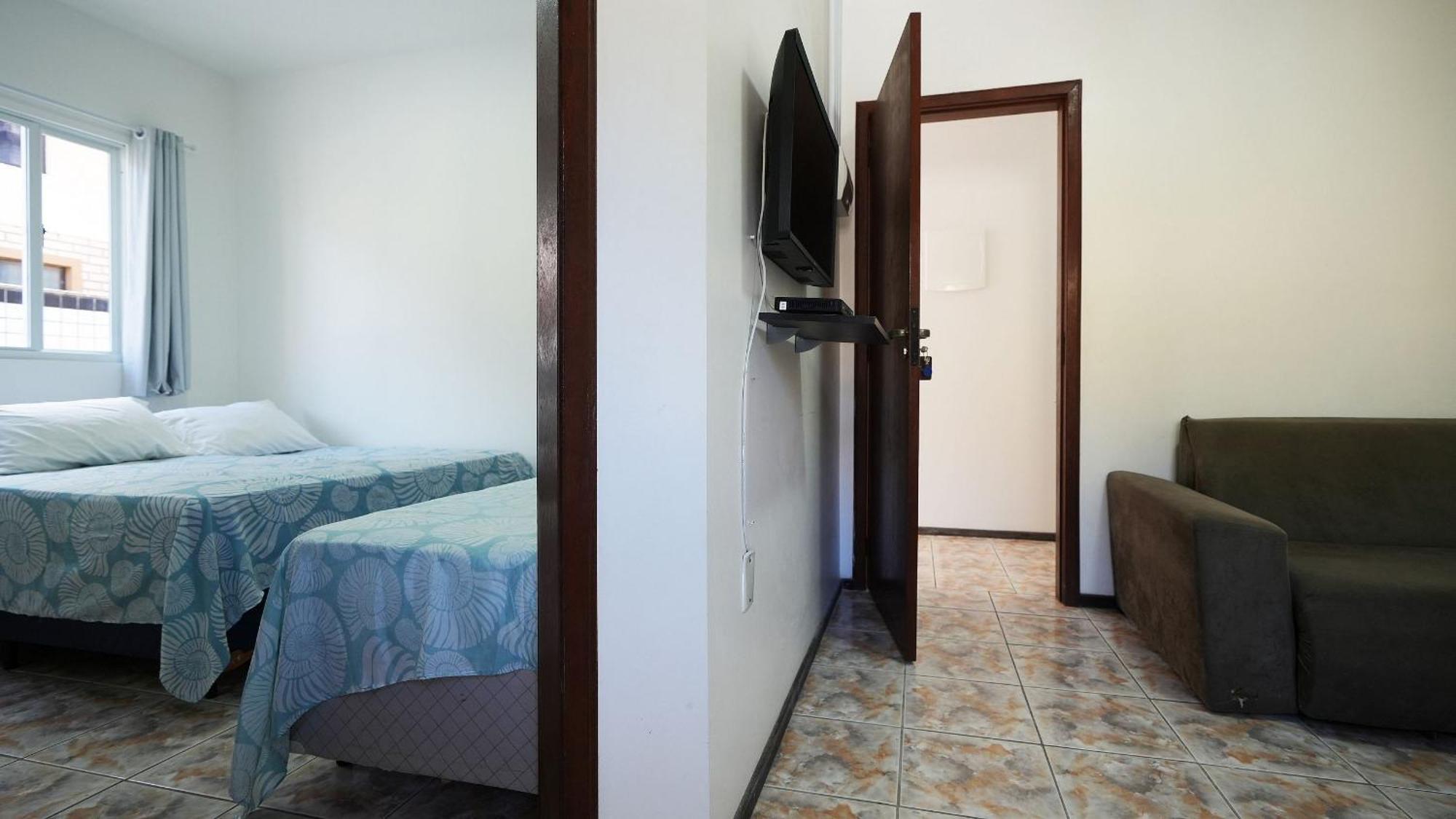 Residencial Adolfo - Mestre Naro Бомбиньяс Экстерьер фото