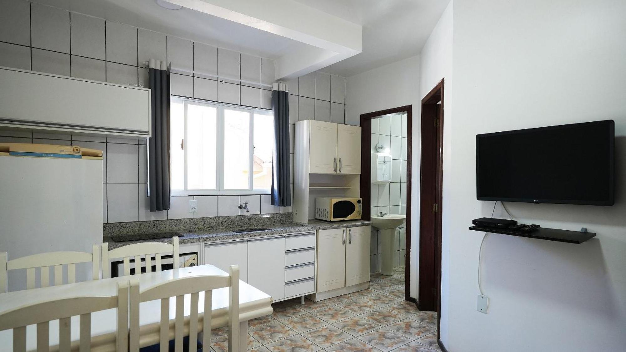Residencial Adolfo - Mestre Naro Бомбиньяс Экстерьер фото