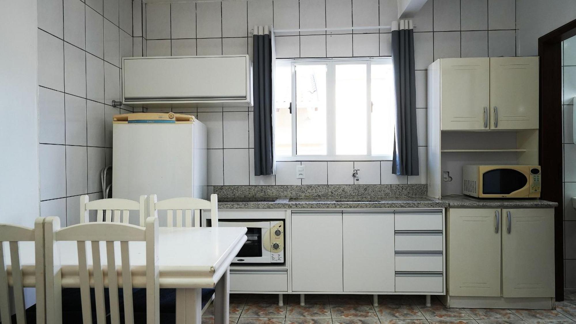 Residencial Adolfo - Mestre Naro Бомбиньяс Экстерьер фото