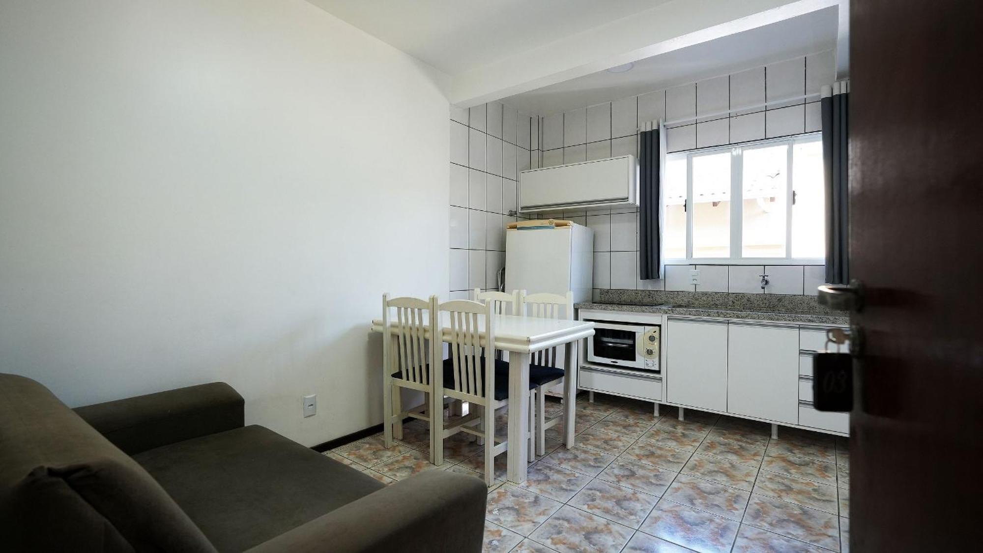 Residencial Adolfo - Mestre Naro Бомбиньяс Экстерьер фото