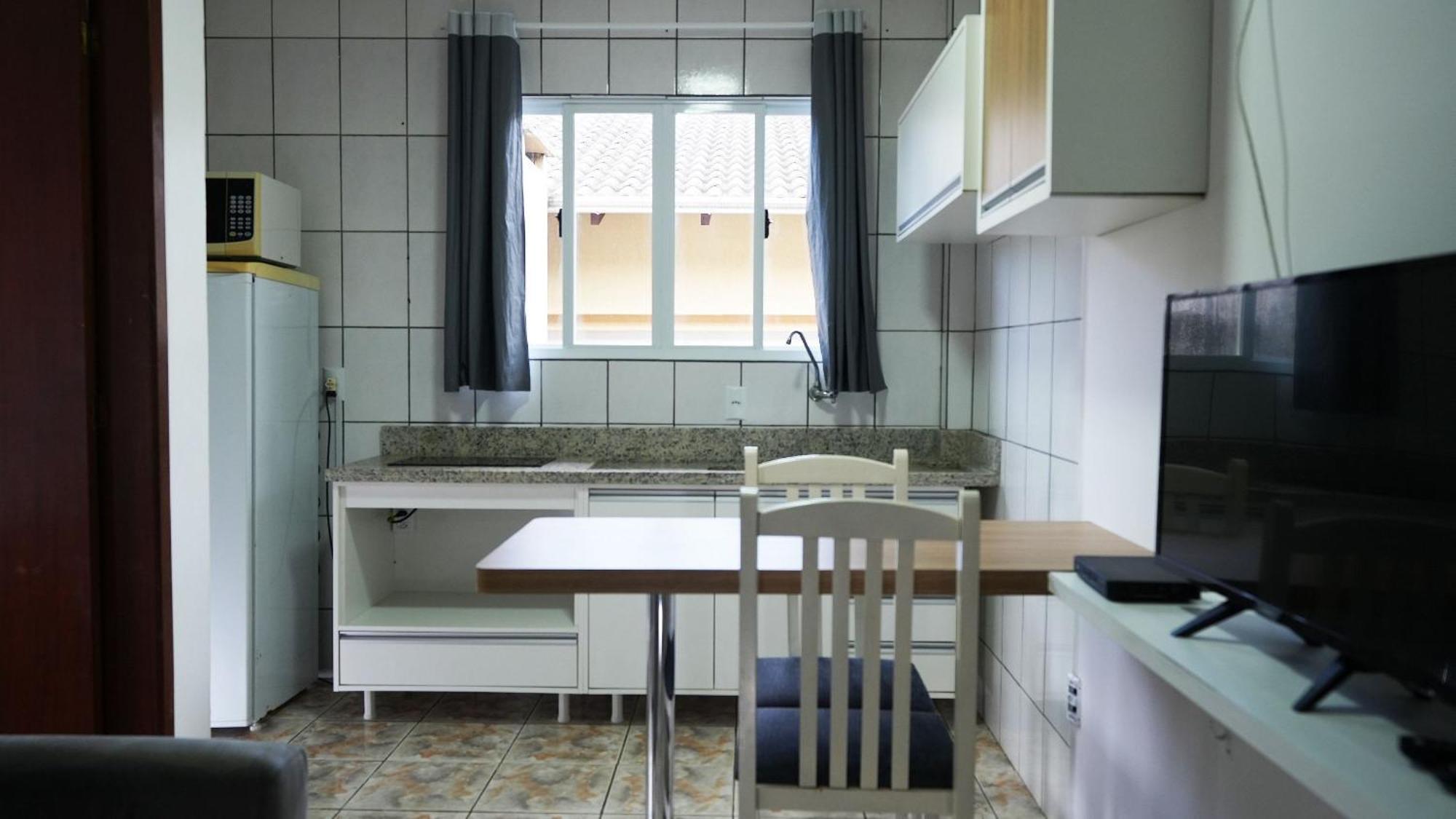 Residencial Adolfo - Mestre Naro Бомбиньяс Экстерьер фото