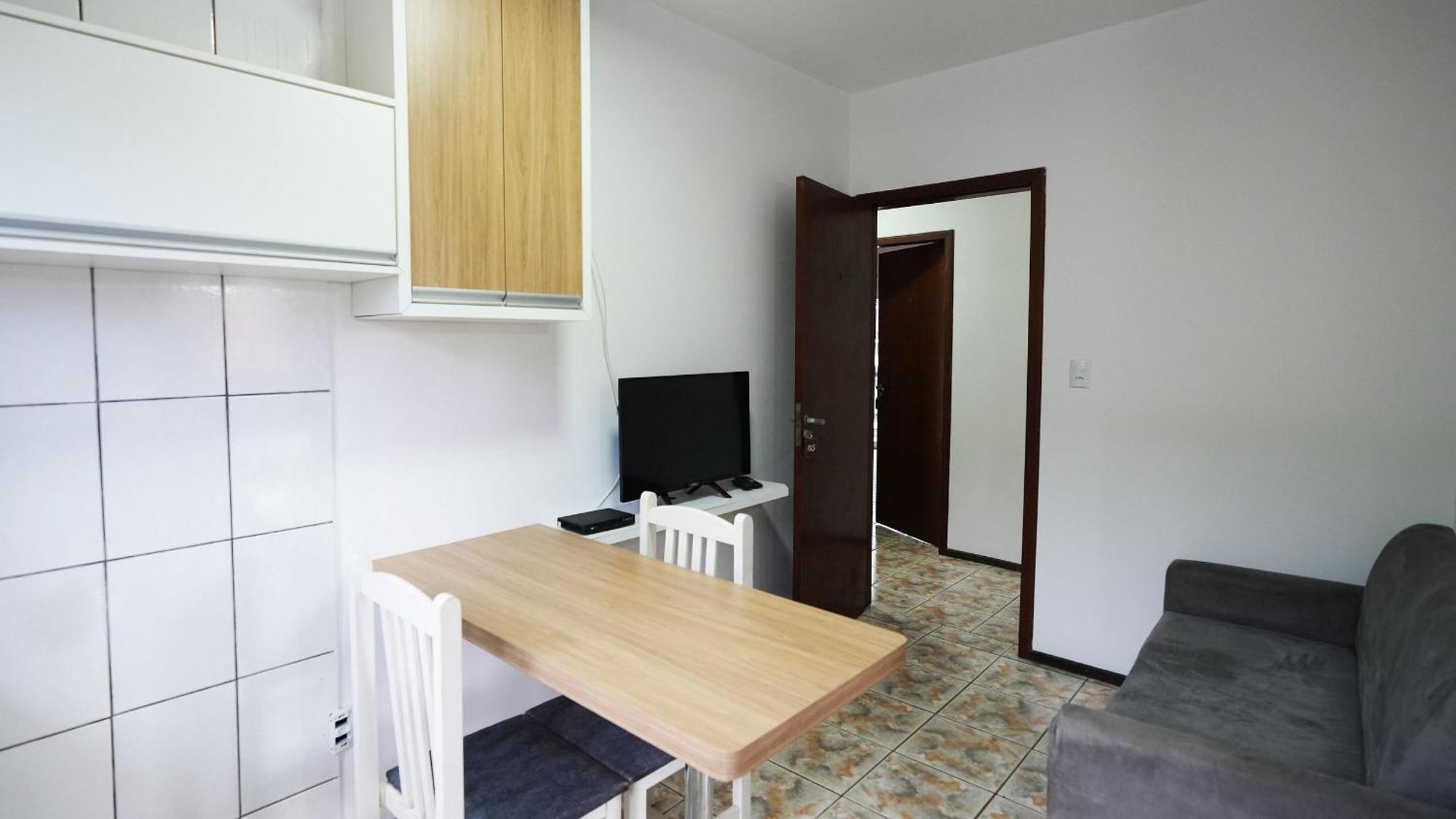 Residencial Adolfo - Mestre Naro Бомбиньяс Экстерьер фото