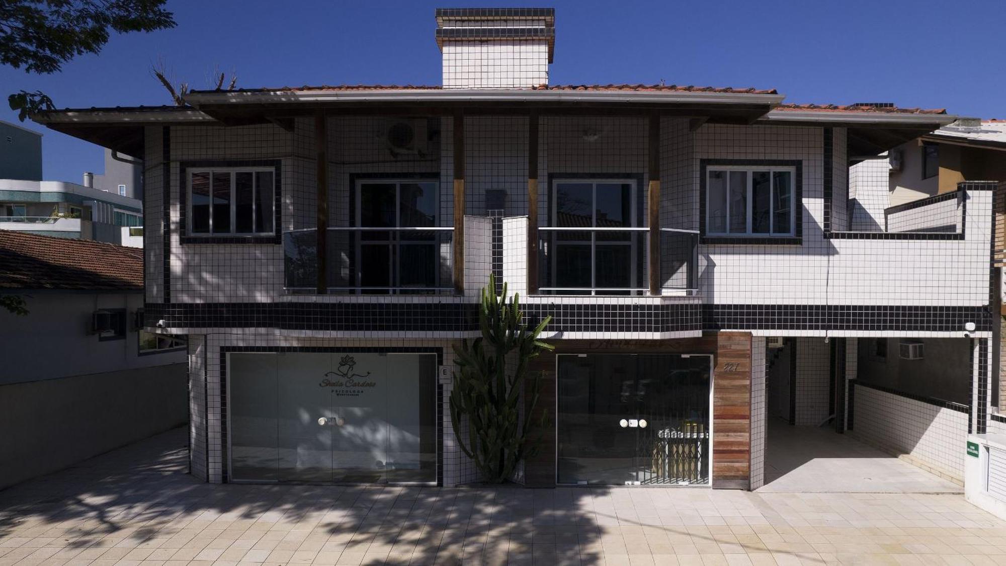 Residencial Adolfo - Mestre Naro Бомбиньяс Экстерьер фото