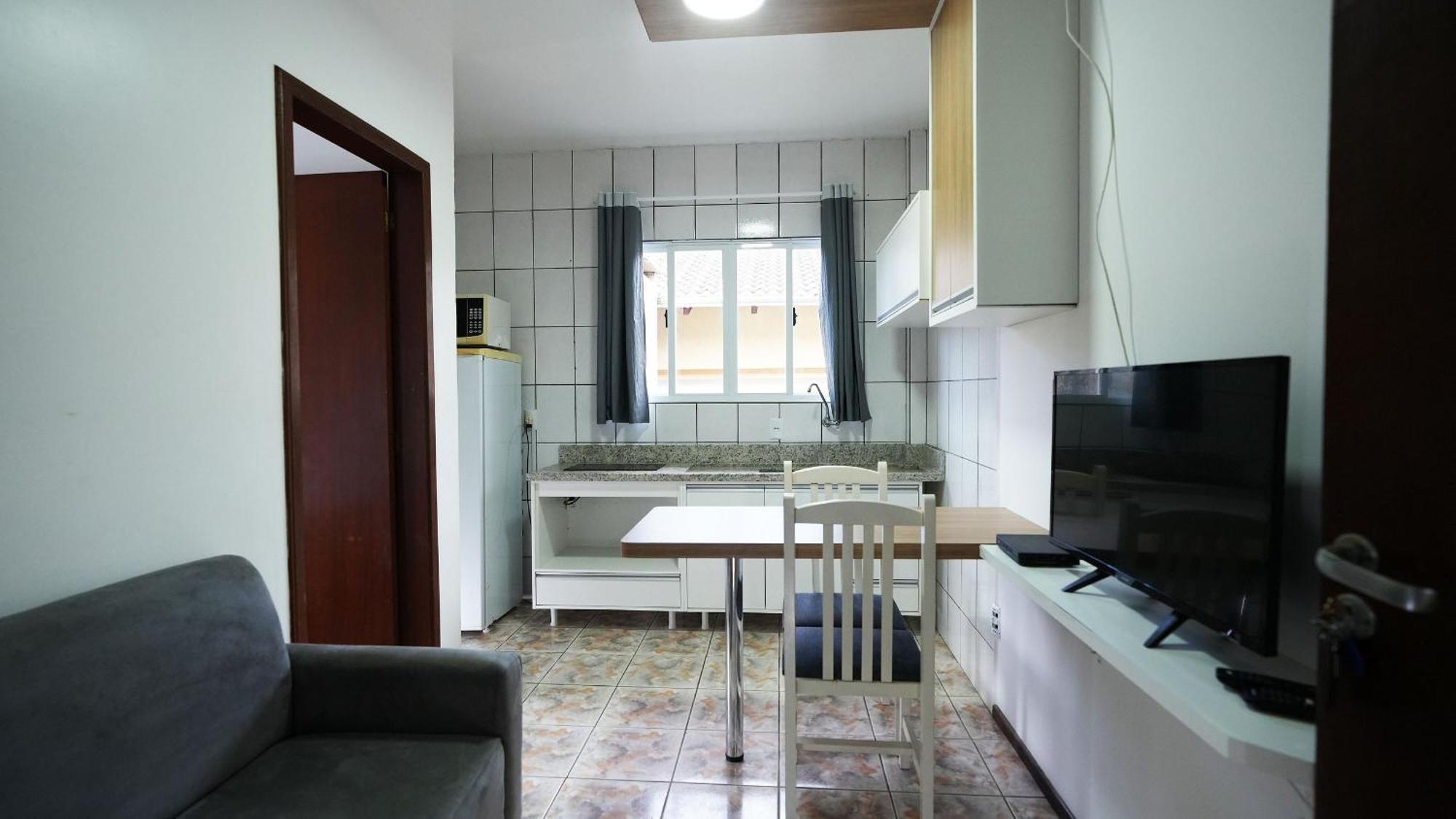 Residencial Adolfo - Mestre Naro Бомбиньяс Экстерьер фото